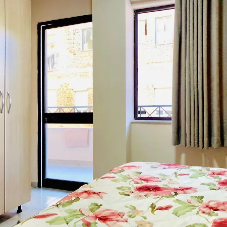 Central - Spacious 2 Bedroom Apartment