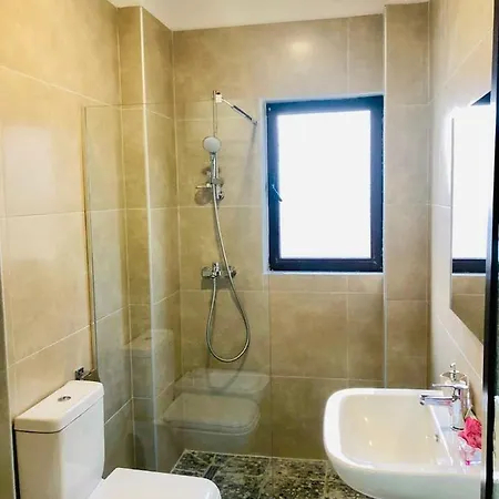 Apartment Central - Spacious 2 Bedroom *