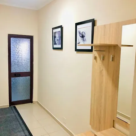 Appartamento Central - Spacious 2 Bedroom Tirana